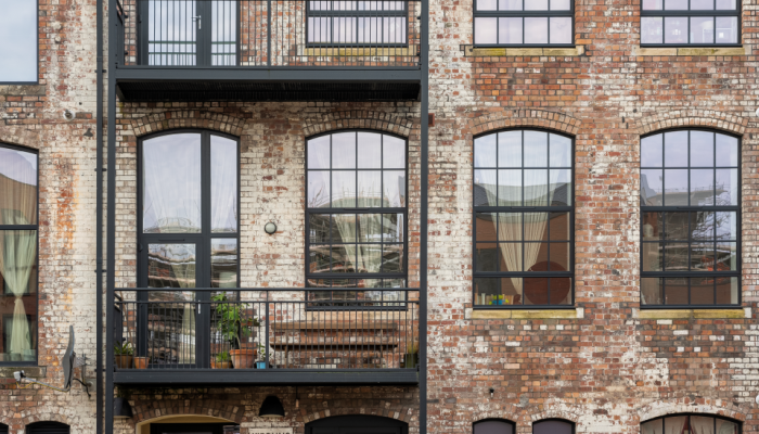 kibbling-house-front-on-first-floor-balcony